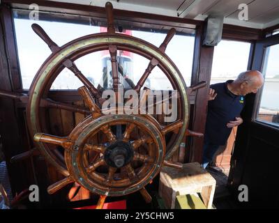 Queenborough, Kent, Großbritannien. September 2024. Das Queenborough Classic Boat Festival, das dieses Wochenende in Kent stattfindet, zeigt eine Vielzahl klassischer Boote, die die Öffentlichkeit neben der Flut-Landung im Hafen von Queenborough sehen kann. Sonniges und warmes Wetter herrschte. Quelle: James Bell/Alamy Live News Stockfoto