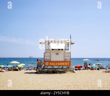 Wachturm am Strand in La Barceloneta (Platja de la Barceloneta), Barcelona, Spanien Stockfoto