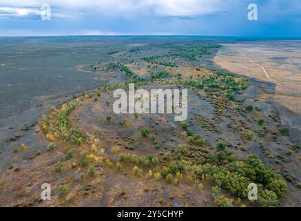 Bäume wachsen in einer Kurve des Cimarron River im Cimarron National Grassland im Westen von Kansas, USA Stockfoto