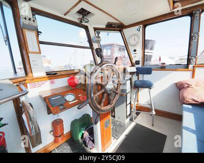 Queenborough, Kent, Großbritannien. September 2024. Das Queenborough Classic Boat Festival, das dieses Wochenende in Kent stattfindet, zeigt eine Vielzahl klassischer Boote, die die Öffentlichkeit neben der Flut-Landung im Hafen von Queenborough sehen kann. Sonniges und warmes Wetter herrschte. Quelle: James Bell/Alamy Live News Stockfoto