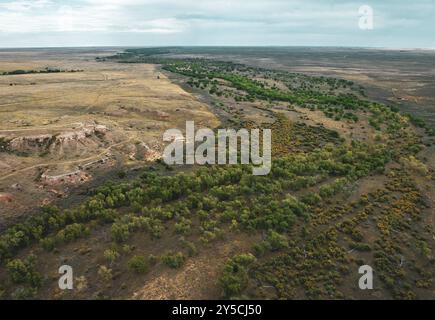 Bäume wachsen in einer Kurve des Cimarron River im Cimarron National Grassland im Westen von Kansas, USA Stockfoto