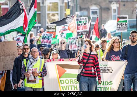 Dorchester, Großbritannien, 21. September 2024, marschierte pro-palästinensische Aktivisten während eines "End the Genocide - Stop Arming Israel"-marsches im Stadtzentrum von Dorchester. Die Dorset Palästina-Solidaritätskampagne versammelte sich vor dem Odeon-Kino und marschierte entlang der South Street, um vor der Barclays Bank zu protestieren, die laut Gruppe Israels Krieg mit der Hamas in Gaza finanziert. John Rose/Alamy Live News Stockfoto