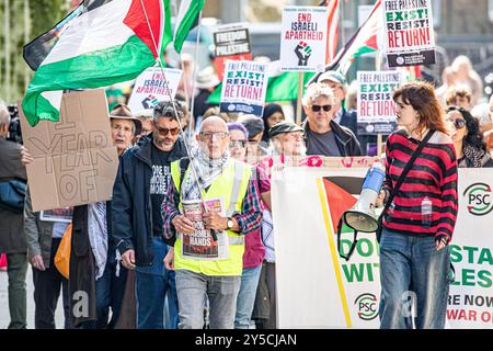 Dorchester, Großbritannien, 21. September 2024, marschierte pro-palästinensische Aktivisten während eines "End the Genocide - Stop Arming Israel"-marsches im Stadtzentrum von Dorchester. Die Dorset Palästina-Solidaritätskampagne versammelte sich vor dem Odeon-Kino und marschierte entlang der South Street, um vor der Barclays Bank zu protestieren, die laut Gruppe Israels Krieg mit der Hamas in Gaza finanziert. John Rose/Alamy Live News Stockfoto