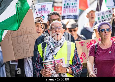 Dorchester, Großbritannien, 21. September 2024, marschierte pro-palästinensische Aktivisten während eines "End the Genocide - Stop Arming Israel"-marsches im Stadtzentrum von Dorchester. Die Dorset Palästina-Solidaritätskampagne versammelte sich vor dem Odeon-Kino und marschierte entlang der South Street, um vor der Barclays Bank zu protestieren, die laut Gruppe Israels Krieg mit der Hamas in Gaza finanziert. John Rose/Alamy Live News Stockfoto