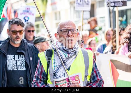 Dorchester, Großbritannien, 21. September 2024, marschierte pro-palästinensische Aktivisten während eines "End the Genocide - Stop Arming Israel"-marsches im Stadtzentrum von Dorchester. Die Dorset Palästina-Solidaritätskampagne versammelte sich vor dem Odeon-Kino und marschierte entlang der South Street, um vor der Barclays Bank zu protestieren, die laut Gruppe Israels Krieg mit der Hamas in Gaza finanziert. John Rose/Alamy Live News Stockfoto