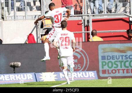 21.09.2024, Merkur Spiel-Arena, Düsseldorf, DE, 2. FBL. Fortuna Düsseldorf vs. 1. FC Köln, im Bild: Torjubel/Jubel/Jubellauf, 2:1 für Köln durch Linton Maina (FC Köln #37), springt vor der Koelner Kurve hoch und Jan Thielmann (FC Köln #29), Foto © nordphoto GmbH/Meuter DFL Vorschriften verbieten jede Verwendung von Fotografien als Bildsequenzen und/oder Quasi-Video. Stockfoto