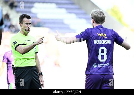 Lüttich, Belgien. September 2024. Schiedsrichter Bram Van Driessche und Ewan Henderson von Beerschot, dargestellt während eines Fußballspiels zwischen Beerschot VA und Sint-Truiden VV in Antwerpen, am 8. Tag der Saison 2024-2025 der ersten Liga der „Jupiler Pro League“ der belgischen Meisterschaft am Samstag, den 21. September 2024. BELGA PHOTO MAARTEN STRAETEMANS Credit: Belga News Agency/Alamy Live News Stockfoto