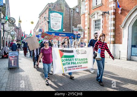 Dorchester, Großbritannien, 21. September 2024, marschierte pro-palästinensische Aktivisten während eines "End the Genocide - Stop Arming Israel"-marsches im Stadtzentrum von Dorchester. Die Dorset Palästina-Solidaritätskampagne versammelte sich vor dem Odeon-Kino und marschierte entlang der South Street, um vor der Barclays Bank zu protestieren, die laut Gruppe Israels Krieg mit der Hamas in Gaza finanziert. John Rose/Alamy Live News Stockfoto