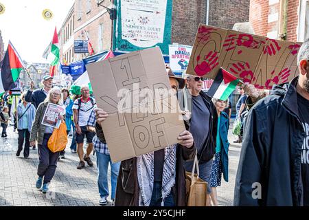 Dorchester, Großbritannien, 21. September 2024, marschierte pro-palästinensische Aktivisten während eines "End the Genocide - Stop Arming Israel"-marsches im Stadtzentrum von Dorchester. Die Dorset Palästina-Solidaritätskampagne versammelte sich vor dem Odeon-Kino und marschierte entlang der South Street, um vor der Barclays Bank zu protestieren, die laut Gruppe Israels Krieg mit der Hamas in Gaza finanziert. John Rose/Alamy Live News Stockfoto