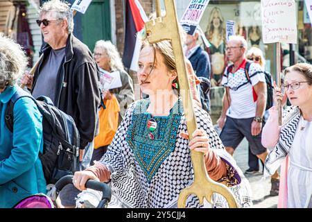 Dorchester, Großbritannien, 21. September 2024, marschierte pro-palästinensische Aktivisten während eines "End the Genocide - Stop Arming Israel"-marsches im Stadtzentrum von Dorchester. Die Dorset Palästina-Solidaritätskampagne versammelte sich vor dem Odeon-Kino und marschierte entlang der South Street, um vor der Barclays Bank zu protestieren, die laut Gruppe Israels Krieg mit der Hamas in Gaza finanziert. John Rose/Alamy Live News Stockfoto