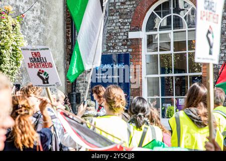 Dorchester, Großbritannien, 21. September 2024, propalästinensische Aktivisten versammelten sich in der Barclays Bank, die laut der Gruppe den israelischen Krieg gegen die Hamas in Gaza finanzieren, während eines marsches "Ende des Völkermordes - stoppt die Bewaffnung Israels" im Stadtzentrum von Dorchester. John Rose/Alamy Live News Stockfoto