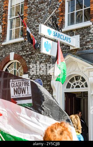 Dorchester, Großbritannien, 21. September 2024, Barclays Bank Branch, wo pro-palästinensische Aktivisten in Dorchester einen marsch "Ende des Genozids - stoppt die Bewaffnung Israels" veranstalteten. Die Dorset Palästinensische Solidaritätskampagne versammelte sich vor der Barclays Bank, von der die Gruppe behauptet, Israels Krieg mit der Hamas in Gaza finanziell zu finanzieren. John Rose/Alamy Live News Stockfoto