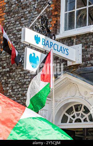 Dorchester, Großbritannien, 21. September 2024, Barclays Bank Branch, wo pro-palästinensische Aktivisten in Dorchester einen marsch "Ende des Genozids - stoppt die Bewaffnung Israels" veranstalteten. Die Dorset Palästinensische Solidaritätskampagne versammelte sich vor der Barclays Bank, von der die Gruppe behauptet, Israels Krieg mit der Hamas in Gaza finanziell zu finanzieren. John Rose/Alamy Live News Stockfoto