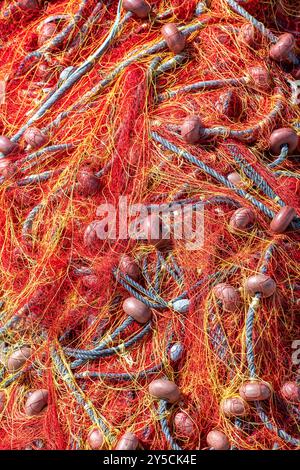 Abstraktes Bild von farbenfrohen Fischernetzen und Schwimmern in einem Mittelmeerhafen, der am Hafen zum Trocknen gelassen wurde Stockfoto