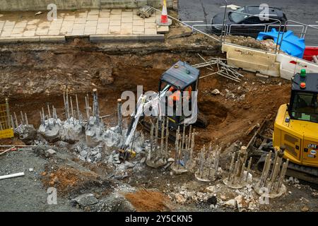 Straßenverbesserungen und Abbrucharbeiten für Station Gateway Project (Arbeit von Menschen, Ingenieurwesen, Bodenarbeiten, Maschinen) - York, North Yorkshire, England Großbritannien Stockfoto