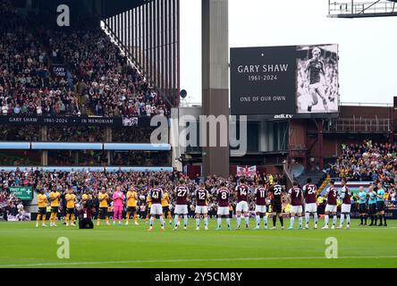 Spieler beider Teams nehmen vor dem Spiel für den ehemaligen Aston Villa-Spieler Gary Shaw vor dem Premier League-Spiel im Villa Park, Birmingham, Teil. Bilddatum: Samstag, 21. September 2024. Stockfoto