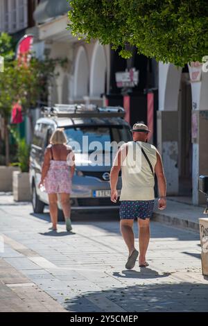 Älteres Ehepaar im Urlaub zusammen, reifes Ehepaar, das die Straßen abseits voneinander läuft, Paar im Urlaub, das zusammen streitet und auseinander läuft Stockfoto