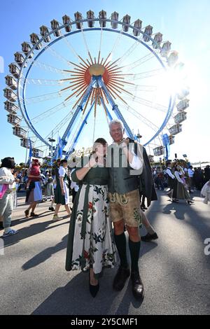 München, Deutschland. September 2024. Dieter Reiter, Bürgermeister von München, und seine Frau Petra Reiter stehen vor dem Riesenrad auf der Theresienwiese. Das 189. Oktoberfest findet vom 21. September bis 6. Oktober 2024 auf der Münchner Theresienwiese statt. Quelle: Felix Hörhager/dpa/Alamy Live News Stockfoto