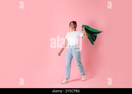 Schöne Frau mit stilvoller Jacke auf rosa Hintergrund Stockfoto