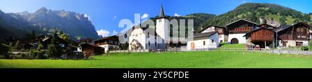 Schweiz Landschaft . Traditionelles schönes Dorf Inden im Kanton Wallis. Malerisches Panorama mit typischen Holzhäusern und einer kleinen Kirche Stockfoto