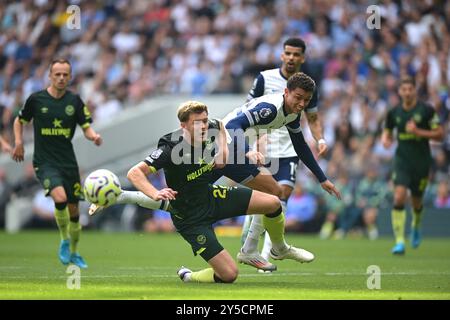 London, Großbritannien. September 2024. Dominic Solanke aus Tottenham Hotspur und Nathan Collins aus Brentford während des Spiels Spurs vs Brentford, Premier League im Tottenham Hotspur Stadium London. Dieses Bild ist NUR für REDAKTIONELLE ZWECKE bestimmt. Für jede andere Verwendung ist eine Lizenz von Football DataCo erforderlich. Quelle: MARTIN DALTON/Alamy Live News Stockfoto