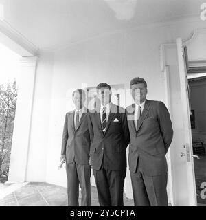 John F. Kennedy mit Robert F. Kennedy und Edward M. Kennedy vor dem Oval Office am 28. August 1963 im Weißen Haus Stockfoto