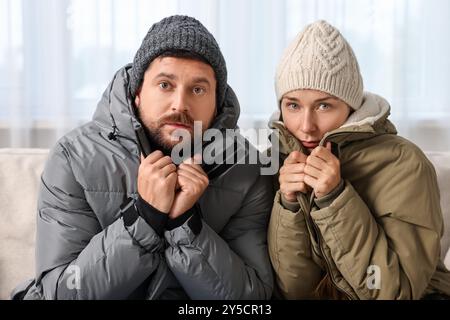 Erkältungssymptom. Ein Paar leidet zu Hause auf dem Sofa unter Fieber Stockfoto