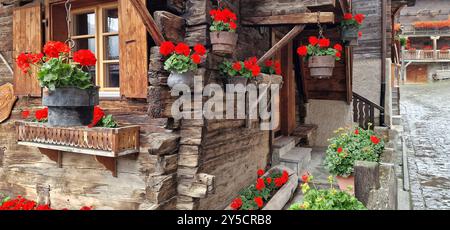 Die schönsten Schweizer Dörfer - hübsches Griementz mit traditionellen Holzhäusern und Blumenstraßen. Beliebte Touristenattraktion im Walliser Kanton SWI Stockfoto