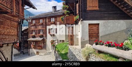 Die schönsten Schweizer Dörfer - hübsches Griementz mit traditionellen Holzhäusern und Blumenstraßen. Beliebte Touristenattraktion im Walliser Kanton SWI Stockfoto