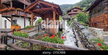 Die schönsten Schweizer Dörfer - hübsches Griementz mit traditionellen Holzhäusern und Blumenstraßen. Beliebte Touristenattraktion im Walliser Kanton SWI Stockfoto