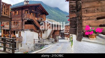 Die schönsten Schweizer Dörfer - hübsches Griementz mit traditionellen Holzhäusern und Blumenstraßen. Beliebte Touristenattraktion im Walliser Kanton SWI Stockfoto