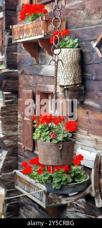 Die schönsten Schweizer Dörfer - hübsches Griementz mit traditionellen Holzhäusern und Blumenstraßen. Beliebte Touristenattraktion im Walliser Kanton SWI Stockfoto