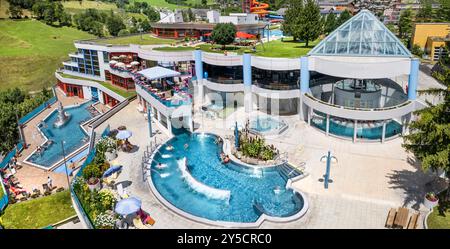 Die Schweiz und das beste Touristenziel im Kanton Wallis. Wunderschönes Leukerbad Thermalbad umgeben von Alpenbergen. Hochwinkelschwenk Stockfoto