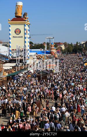 München, Deutschland. September 2024. Besucher des Oktoberfests spazieren über die Theresienwiese. Die Wiesn findet vom 21. September bis 6. Oktober 2024 statt. Quelle: Karl-Josef Hildenbrand/dpa/Alamy Live News Stockfoto