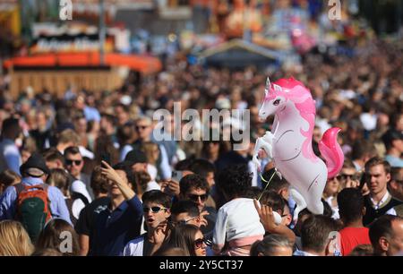 München, Deutschland. September 2024. Besucher des Oktoberfests spazieren über die Theresienwiese. Die Wiesn findet vom 21. September bis 6. Oktober 2024 statt. Quelle: Karl-Josef Hildenbrand/dpa/Alamy Live News Stockfoto