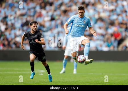 Luis Binks (rechts) von Coventry City und Liam Cullen von Swansea City kämpfen während des Sky Bet Championship-Spiels in der Coventry Building Society Arena um den Ball. Bilddatum: Samstag, 21. September 2024. Stockfoto