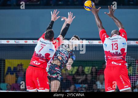 Spike of 10 Wassim Ben Tara (Sir Susa VIM Perugia), Block von 13 Robertlandy Simon Aties (Gas Sales Bluenergy Piacenza) während Sir Susa VIM Perugia vs Gas Sales Bluenergy Piacenza, Volleyball Italian Supercup Men Match in Florenz, Italien, 21. September 2024 Stockfoto