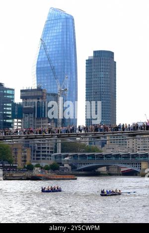 London, UK, 21. September 2024. Tausende von Rudern auf 270 Schiffen nahmen am jährlichen Great River Race Teil, das in Millwall begann und in Richmond endete. Der Marathon ist 21,6 km lang und das größte Flussrennen Europas. Quelle: Eleventh Photography/Alamy Live News Stockfoto