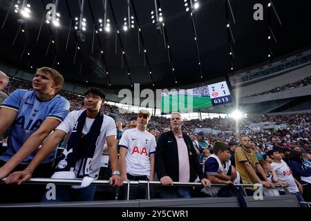 Fans in den Tribünen während des Premier League-Spiels im Tottenham Hotspur Stadium in London. Bilddatum: Samstag, 21. September 2024. Stockfoto