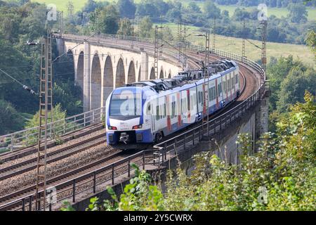 Eisenbahnverkehr auf dem Eisenbahnviadukt Altenbeken. S-Bahn Zug der S-Bahn Hannover Transdev Hannover, S5 Paderborn - Hannover Flughafen. Stadler Flirt 3XL Triebzüge. Altenbeken, Nordrhein-Westfalen, DEU, Deutschland, 03.09.2024 *** Eisenbahnverkehr auf dem Altenbeken-Eisenbahnviadukt S-Bahn-Zug der S-Bahn Hannover Transdev Hannover , S5 Paderborn Hannover Flughafen Stadler Flirt 3XL werden Triebzüge verwendet Altenbeken, Nordrhein Westfalen, DEU, Deutschland, 03 09 2024 Stockfoto