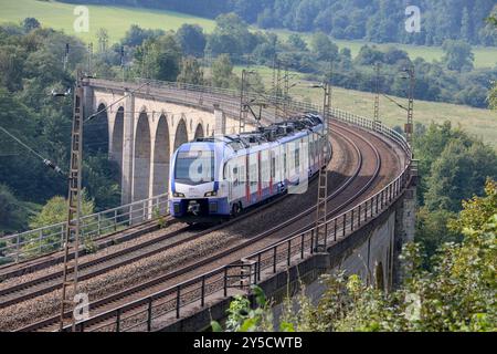 Eisenbahnverkehr auf dem Eisenbahnviadukt Altenbeken. S-Bahn Zug der S-Bahn Hannover Transdev Hannover, S5 Paderborn - Hannover Flughafen. Stadler Flirt 3XL Triebzüge. Altenbeken, Nordrhein-Westfalen, DEU, Deutschland, 03.09.2024 *** Eisenbahnverkehr auf dem Altenbeken-Eisenbahnviadukt S-Bahn-Zug der S-Bahn Hannover Transdev Hannover , S5 Paderborn Hannover Flughafen Stadler Flirt 3XL werden Triebzüge verwendet Altenbeken, Nordrhein Westfalen, DEU, Deutschland, 03 09 2024 Stockfoto