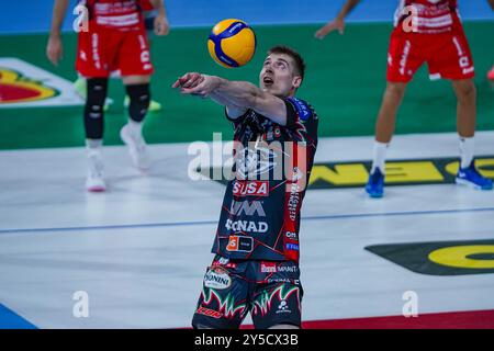 16 Kamil Semeniuk (Sir Susa VIM Perugia) während Sir Susa VIM Perugia vs Gas Sales Bluenergy Piacenza, Volleyball Italian Supercup Men Match in Florenz, Italien, 21. September 2024 Stockfoto