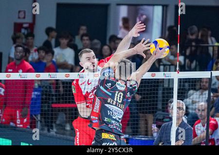 2 Uros Kovacevic (Gas Sales Bluenergy Piacenza) gegen 10 Wassim Ben Tara (Sir Susa VIM Perugia) während Sir Susa VIM Perugia vs Gas Sales Bluenergy Piacenza, Volleyball Italian Supercup Men Match in Florenz, Italien, 21. September 2024 Stockfoto