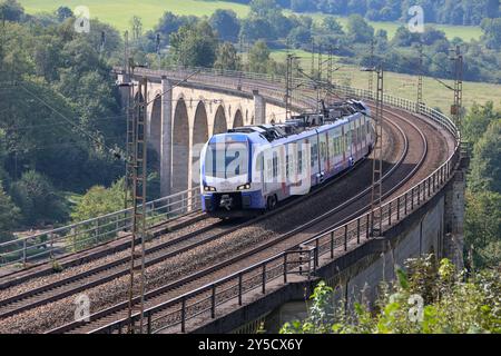 Eisenbahnverkehr auf dem Eisenbahnviadukt Altenbeken. S-Bahn Zug der S-Bahn Hannover Transdev Hannover, S5 Paderborn - Hannover Flughafen. Stadler Flirt 3XL Triebzüge. Altenbeken, Nordrhein-Westfalen, DEU, Deutschland, 03.09.2024 *** Eisenbahnverkehr auf dem Altenbeken-Eisenbahnviadukt S-Bahn-Zug der S-Bahn Hannover Transdev Hannover , S5 Paderborn Hannover Flughafen Stadler Flirt 3XL werden Triebzüge verwendet Altenbeken, Nordrhein Westfalen, DEU, Deutschland, 03 09 2024 Stockfoto