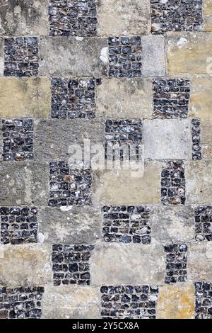 Karierte Feuerstein- und Kalksteinmauer, Kirche St. Nikolaus von Mira, Turm Langford, Wiltshire, ein denkmalgeschütztes Gebäude. Stockfoto