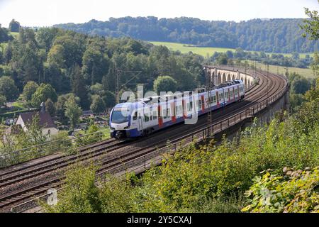 Eisenbahnverkehr auf dem Eisenbahnviadukt Altenbeken. S-Bahn Zug der S-Bahn Hannover Transdev Hannover, S5 Paderborn - Hannover Flughafen. Stadler Flirt 3XL Triebzüge. Altenbeken, Nordrhein-Westfalen, DEU, Deutschland, 03.09.2024 *** Eisenbahnverkehr auf dem Altenbeken-Eisenbahnviadukt S-Bahn-Zug der S-Bahn Hannover Transdev Hannover , S5 Paderborn Hannover Flughafen Stadler Flirt 3XL werden Triebzüge verwendet Altenbeken, Nordrhein Westfalen, DEU, Deutschland, 03 09 2024 Stockfoto