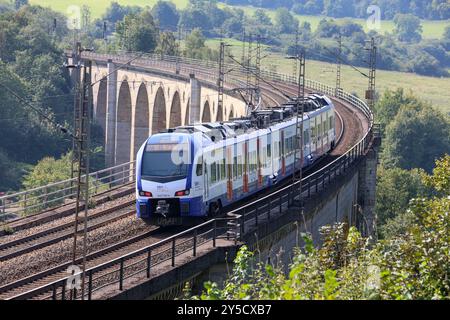 Eisenbahnverkehr auf dem Eisenbahnviadukt Altenbeken. S-Bahn Zug der S-Bahn Hannover Transdev Hannover, S5 Paderborn - Hannover Flughafen. Stadler Flirt 3XL Triebzüge. Altenbeken, Nordrhein-Westfalen, DEU, Deutschland, 03.09.2024 *** Eisenbahnverkehr auf dem Altenbeken-Eisenbahnviadukt S-Bahn-Zug der S-Bahn Hannover Transdev Hannover , S5 Paderborn Hannover Flughafen Stadler Flirt 3XL werden Triebzüge verwendet Altenbeken, Nordrhein Westfalen, DEU, Deutschland, 03 09 2024 Stockfoto