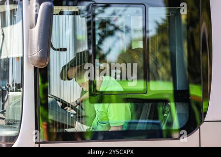 Polizeidirektion Hannover übt eine Geiselnahme der Busfahrer wird vom Geiselnehmer mit einer Schusswaffe bedroht. Hannvenue Üstra Depot Glocksee Niedersachsen, Region Hannover Deutschland *** Polizei Hannover übt Geiselnahme der Busfahrer wird vom Geiselnehmer mit einer Schusswaffe bedroht Hannover Üstra Depot Glocksee Niedersachsen, Region Hannover Deutschland Stockfoto