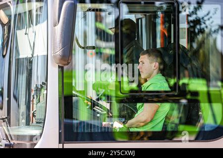 Polizeidirektion Hannover übt eine Geiselnahme der Busfahrer wird vom Geiselnehmer mit einer Schusswaffe bedroht. Hannvenue Üstra Depot Glocksee Niedersachsen, Region Hannover Deutschland *** Polizei Hannover übt Geiselnahme der Busfahrer wird vom Geiselnehmer mit einer Schusswaffe bedroht Hannover Üstra Depot Glocksee Niedersachsen, Region Hannover Deutschland Stockfoto