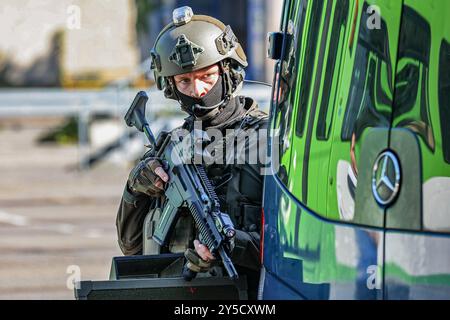 Polizeidirektion Hannover übt eine Geiselnahme Hannnover Üstra Depot Glocksee Niedersachsen, Region Hannover Deutschland *** Polizeidirektion Hannover übt Geiselnahme Üstra Depot Glocksee Niedersachsen, Region Hannover Deutschland Stockfoto